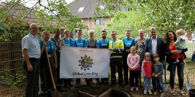 Bürgermeister Erwin Esser besuchte die Arbeiten an der Kindertagesstätte „Regenbogen“, wo LyondelllBasell Freiwillige im Rahmen des Global Care Day einen Barfußpfad anlegten.°