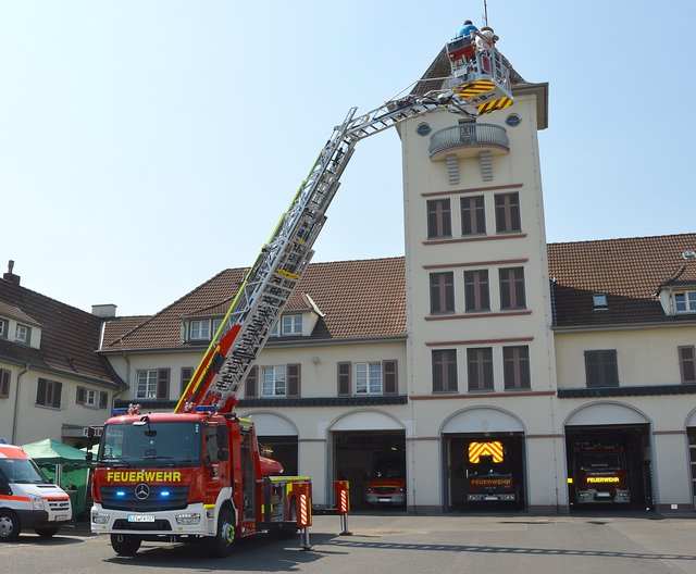 Hoch hinaus geht es auf der Drehleiter: In der Feuerwache Leverkusen-Opladen wurden die neuen Fahrzeuge vorgestellt.