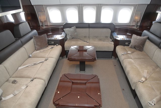 So macht Reisen Spaß: Lounge einer der A 340-Regierungsflugzeuge. Die Diwane lassen sich zu einem Bett zusammenfügen.