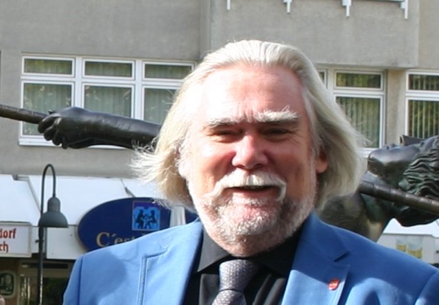 Stadtpressesprecher und Wirtschaftsförderer: Peter Adolf (65) hat 35 Jahre die medialen Geschicke der Stadt am Rhein geleitet. Und auch wenn er diese Aufgabe nun in jüngere Hände gibt, seine Arbeit als Journalist gibt er nicht auf, Adolf bleibt auch im Ruhestand der Journaille treu.