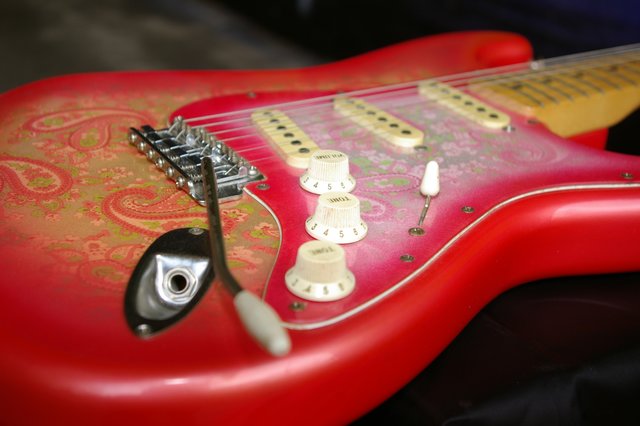 Fender Stratocaster in der Farbe Paisley Red.