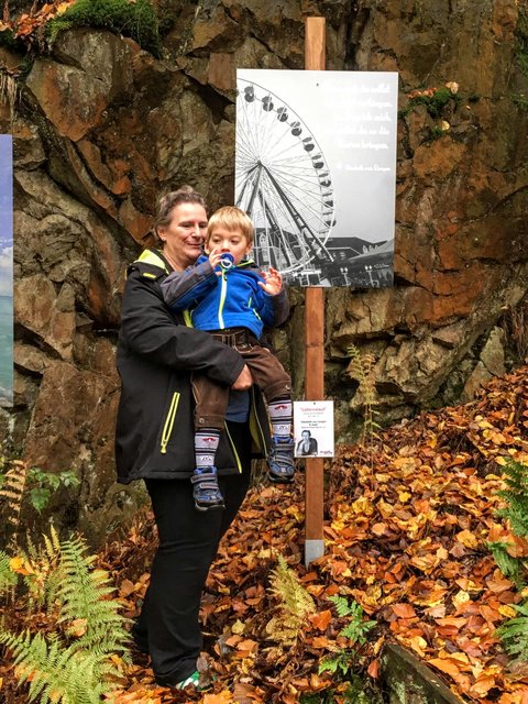 Elisabeth van Langen, ARTler Künstlerin aus Köln, mit ihrem Sohn auf den Spuren der FREIHEIT. Hier vor ihrem Beitrag zur Ausstellung im Sinneswald.