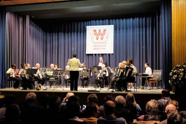Viel Applaus für die Mitglieder des Akkordeon-Orchesters Wesseling unter Leitung von Anita Brandtstäter bei seinem Jahreskonzert.