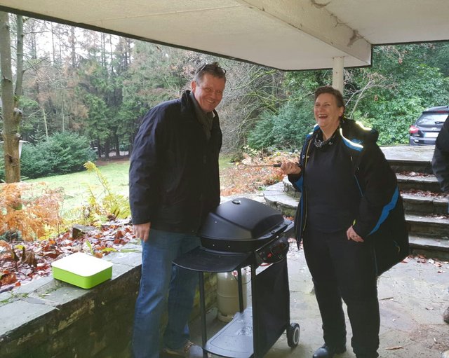 Jörg Vierlinger und Elisabeth van Langen beim "Wintergrillen am Forsthaus"..