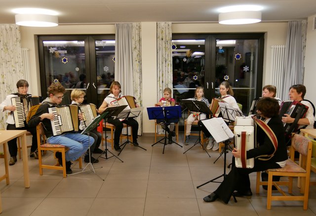 Der Akkordeon-Spielkreis Niederkassel unter Leitung von Elena Taran gab ein kleines Konzert im Haus St. Elisabeth Niederkassel.