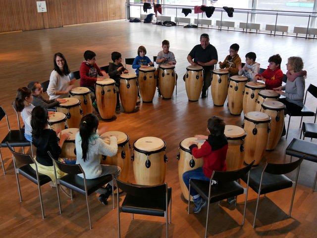 "Rhythmik mit Congas" - ein Musikprojekt für Schüler der Johannes-Gutenberg-Schule unter Leitung von Olek Gelba.