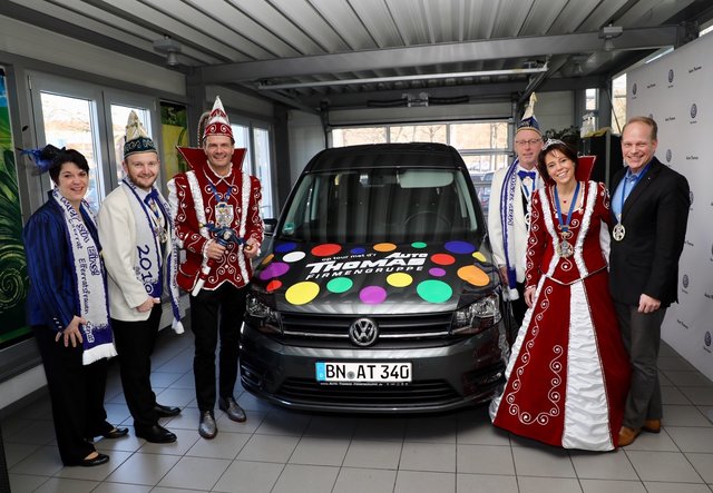 Bei der Auto Thomas Firmengruppe in Bonn-Ramersdorf wurde am Samstag das Fahrzeug für das Windhagener Prinzenpaar übergeben. Foto v.l.n.r.: v.l.n.r. Christel Meyer, Alexander Rüddel, Vorsitzender der Klaavbröder, Prinz Holger I., Stefan Meyer, Kassierer der Klaavbröder, Prinzessin Michaela I., Alexander Schröder, stellv. Verkaufsleiter Volkswagen der Auto Thomas Firmengruppe