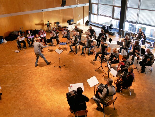 "Abschlusskonzert" des Lehrgangsorchesters "Freude am Musizieren" unter Leitung des Dozenten Jochen Frericks.