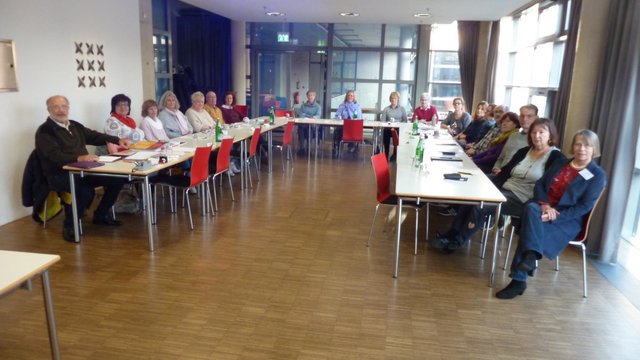Hans-Jürgen Knabben (l.) freut sich über die ersten Leselernhelfer in Bergheim. Nach der Schulung können jetzt die ersten 20 Kinder gefördert werden.