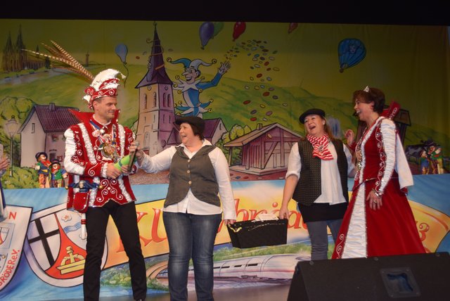 Mareile Rothe und Daniela Dasbach präsentierten ein Extrablatt zur Fete. Sie wurde gegen eine Spende abgegeben. 550 Euro kommen dem Dr. Ehmann Kinderhaus Siegburg zugute und den gleichen Betrag stiftet das Prinzenpaar für "Et kölsche Hätz".
