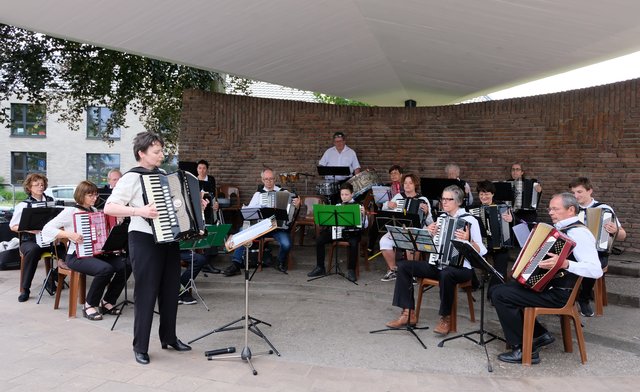 Ein Foto vom Rheinparkkonzert des Akkordeon-Orchesters Wesseling zum "Tag der Musik" 2018.
