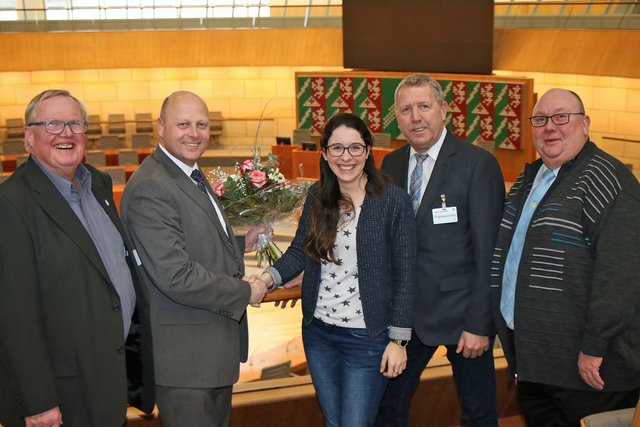 MGV-Vorsitzender Manfred Speuser gratulierte Romina Plonsker MdL beim Besuch im Düsseldorfer Landtag zum neuen Amt als Protektorin 2019 des MGV Quartettverein Königshoven.