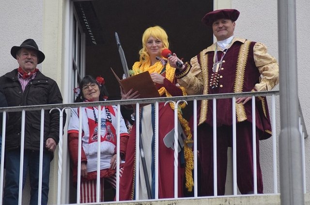 Bürgermeisterin Alexandra Gauß stellte sich auf dem Balkon des Rathauses den Vorwürfen der Narren