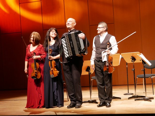 Angelina Abadjieva, Amrei Collmer und Alan Arif, Violine, sowie Alexander Pankow, Akkordeon, begeisterten im Konzertsaal des Hauses der Musik in Düren.