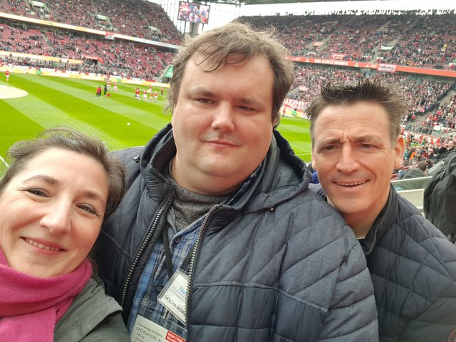Anja Schimanke, Sascha Nowak und Volker Düster (v.l.) sind als Tandem-Reporter-Team beim 1.FC Köln zu Gast, im Rahmen der Kooperation der Rheinischen Anzeigenblätter mit Blatt-Gold, der Schreibwerkstatt der Gold-Kraemer-Stiftung.