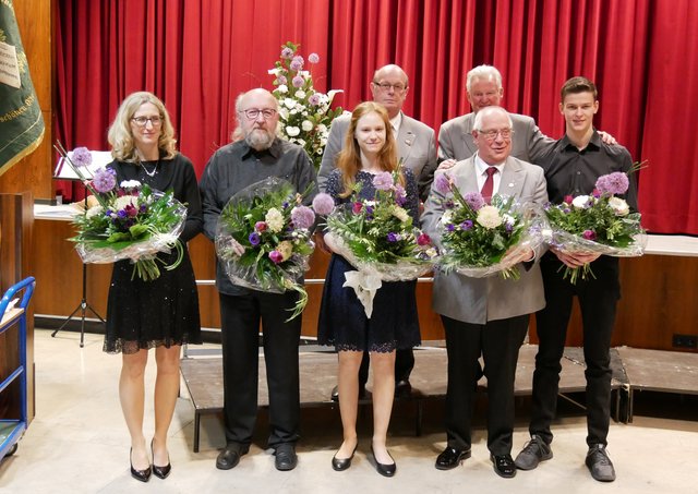 Vorsitzender Peter-Josef Derichsweiler und Präsident Theo Engels danken den Akteuren des gelungenen Gründungsfestes zum 175. Jubiläum des Männergesangvereins Wesseling: Sopranistin Annette Blatz-Braun, Organist und Pianist Helmut Ritter, die jungen Saxophonisten Madita Zöll und Fabio Wilhelmy sowie Chordirektor ADC Peter Mehl.