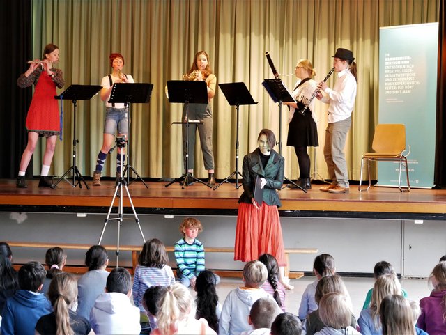 Gebannt verfolgten die 70 Kinder der 2. Klassen der Goetheschule die Musik des Boreas-Holzbläserquintetts aus der Oper "Hänsel und Gretel" und hingen an den Lippen der Sprecherin Louise Fritz, die auch die Hexe im Märchen spielte.