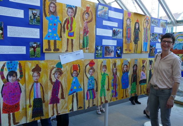 Klassenlehrerin Uta Tamoj vor den Selbstportraits der Klasse 3c