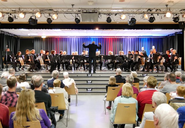 Finale eines gelungenen Konzertes im Gustav-Heinemann-Schulzentrum - mit dem Nederlands Symfonisch Accordeon Orkest unter Tim Fletscher und dem Akkordeon-Orchester 1980 Dinslaken/Oberhausen unter Johannes Burgard.