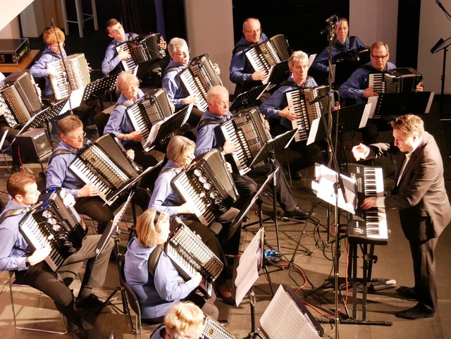 Unterhaltsame Musik - auch zum Mitsingen und Klatschen - bot das Akkordeon-Orchester 1960 Müllekoven im Forum des Stadtmuseums Siegburg.