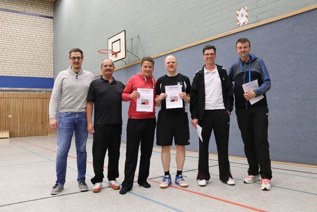 Sascha Mahrle und Michael Wettach (Foto Siegerehrung Bildmitte) waren beim 11. Schwanencup in Kleve erfolgreich.