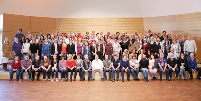 Im Rahmen der Abschlussveranstaltung der Osterarbeitswoche des Deutscher Harmonika-Verband e.V. in der Bundesakademie Trossingen stellten sich Teilnehmer und Dozenten sowie Geschäftsführerin Corinna Probst zum obligatorischen Gruppenfoto auf der Bühne des Konzertsaals auf.