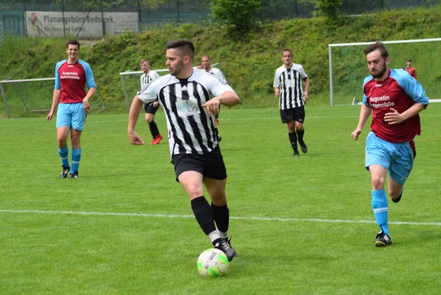 Alexander Quadt (am Ball) war im Spiel in Eudenbach, wie sein Mitspieler Mesut Arslan zweifacher Torschütze.