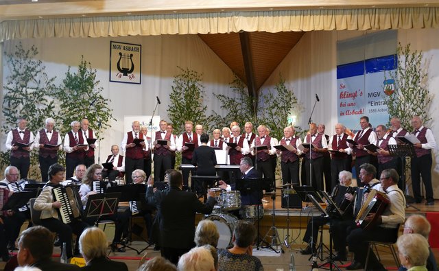 Die Höhepunkte des Frühjahrskonzertes des Männergesangvereins Eintracht 1886 Asbach: zwei gemeinsame Lieder in Chorgemeinschaft mit dem MGV Aegidius Hersel von 1872, begleitet vom Akkordeon-Orchester Wesseling.