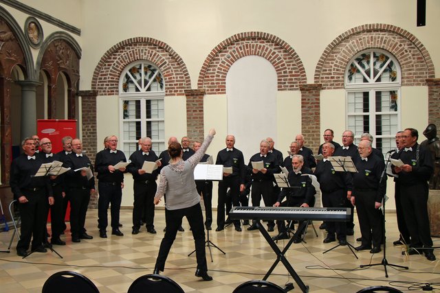Der MGV Quartettverein 1930 Königshoven e. V. eröffnete gemeinsam mit Chorleiterin Daniela Bosenius den fünften “Tag der Bedburger Musik” im Arkadenhof von Schloss Bedburg.
