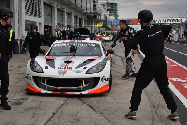 Ginetta G55 GT mit Teamchef Karsten Krämer
