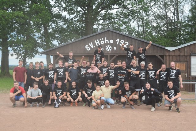 Der SV Höhe ist nach dem Heimspielerfolg gegen Aegidienberg II am 29. Spieltag vorzeitig Meister und Aufsteiger in die Kreisliga B. Herzlichen Glückwunsch an die Spieler und ihren Coach Nino Cornicolario.
