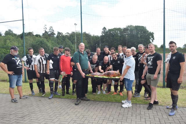 Ein Spanferkel für Mannschaft und Fans