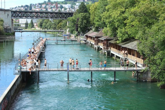 Köln: Bezirksvertreter Torsten Ilg (Freie Wähler) fordert ein „Flussbad“ nach Schweizer Vorbild in Rodenkirchen zu errichten. In Zürch sichern Fangkörbe den Schwimmer-Bereich ab und sorgen so dafür, dass Badegäste nicht abgetrieben werden.