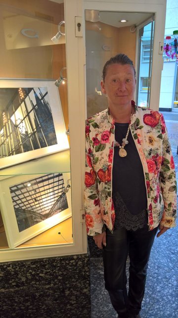 Heike Löhrer vor dem Schaufenster eines Geschäftes, in dem sie ausstellte.
Foto:Privat