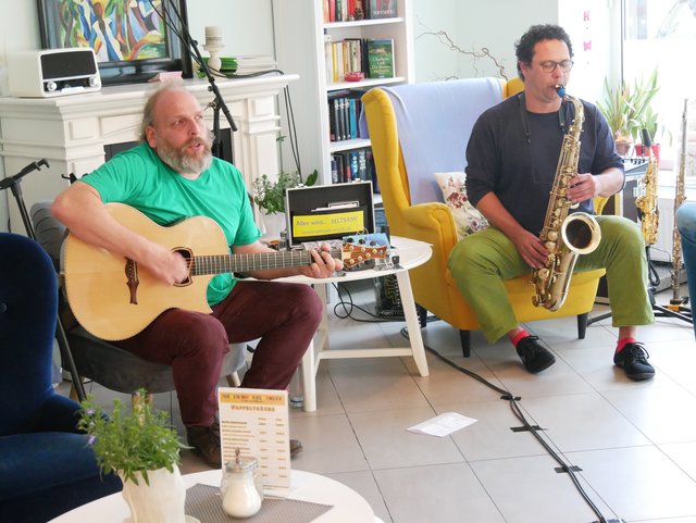 Wolle und Holger von Seltsam! beim RheinKlang 669 Wohnzimmerkonzert in Mines Spatzentreff: Singer-Songwriter Meets Jazzer.