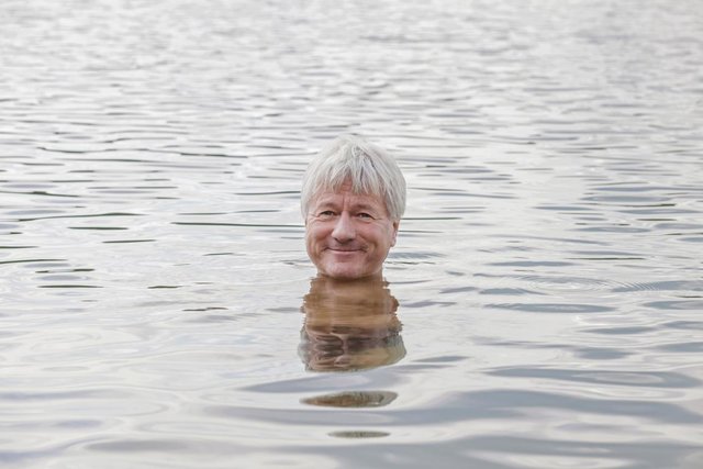 Sehr erfrischend: Jürgen Becker - er badet ohne sein Hirschgeweih :-)