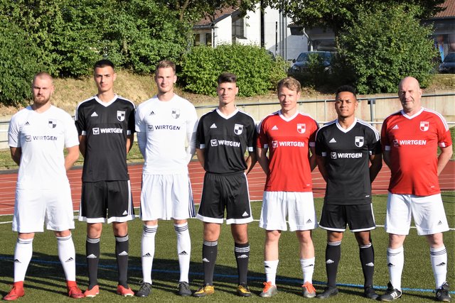 Die "Neuen" beim SV Windhagen v.l.n.r.: David Weidner (VfL Alfter), Can Sülzen (Ataspor Unkel), Sammy Dress (SpVg Lautzert), Ali Berishaj (SG Niederbreitbach U19), Richard von Klaß (Co. Trainer), Armando Grau (SV Rossbach), Uwe van Eckeren (Trainer)
Die Neuzugänge beim Rheinlandligisten SV Windhagen v.l.n.r.: