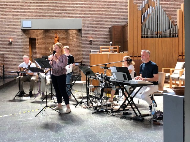 CONFIDENCE: Daria Chekulaeva (voc), Andreas Gassewicz (git), André Wenzel (git), Guido Zender (keyb), Raphael Neumann (keytar (b)) und Gabi Neumann (dr)
