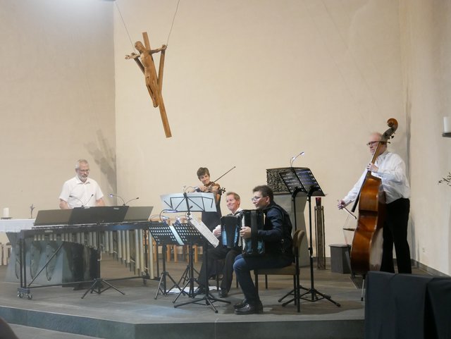 Finale des "Akkordeon Plus"-Konzertes in der St. Hildegard-Kirche in Leverkusen: Harald Klugt, Marimba, Birthe Methler, Violine, Ludovit Stranianek, Akkordeon, Andrej Jedig, Akkordeon, und Guido Hafner, Kontrabass.