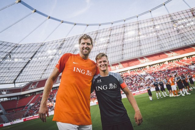 v.l.: Dirk Nowitzki & Mick Schumacher in der BayArena