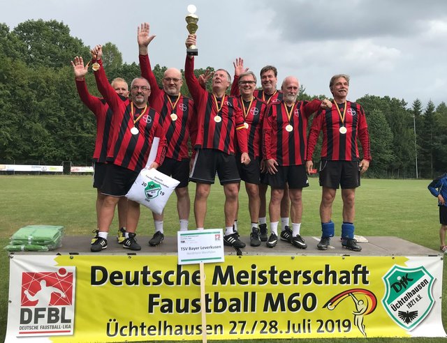 Das siegreiche TSV-Team, von links: Gerd Gläser, Detlef Cymera, Helmut Schmitt, Rolf Strack, Frank Schmidt, Harald Damovsky, Conni Frömmel, Leo Forstmeier