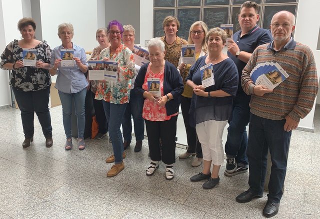 Die Lokale Allianz für Menschen mit Demenz präsentiert die neue Broschüre des Netzwerks mit Adresssen, Beratungs- und Hilfsangeboten.