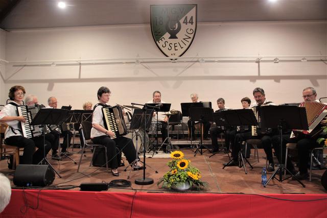 Gut zwei Stunden abwechslungsreiches Musikprogramm beim Schwingeler Hoffest des Männer-Gesang-Vereins 1844 Wesseling zum 175. Bestehen des Vereins steuerte das Akkordeon-Orchester Wesseling unter Leitung von Anita Brandtstäter bei.