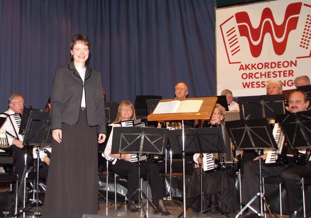 Anita Brandtstäters Debut als Dirigentin bei einem Jahreskonzert des Akkordeon-Orchesters Wesseling 2008.