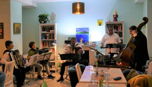 Die fünf Musiker des Akkordeon-Trio Plus begeisterten in Mines Spatzentreff: Anita Brandtstäter, Elena Taran und Werner Mutz, Akkordeon; Olek Gelba, Drums, und Urs Wiehager-Dietz, Kontrabass.