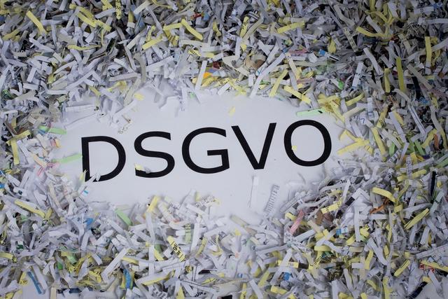 Für die rechtssichere Aktenvernichtung nach DSGVO ist aufgrund der Vorgaben die Beauftragung eines professionellen Aktenvernichters ratsam.