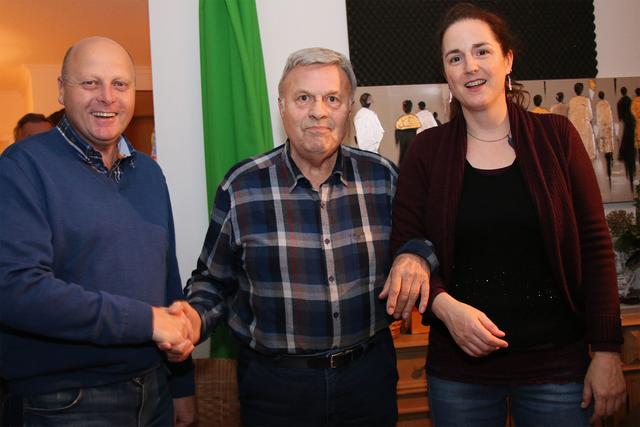 (v.l.n.r.) MGV-Vorsitzender Manfred Speuser, Jubilar Christian Bach und Chorleiterin Daniela Bosenius freuten sich gemeinsam über die gelungene Überraschung: Ein exklusives Wohnzimmerkonzert zum 80. Geburtstag!