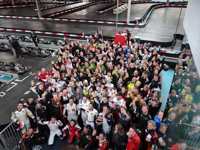 25 Profis aus VLN, ADAC GT Masters und Blancpain GT Series, gemeinsam mit 100 Motorsportfans vor dem Start zu 2 x 2h Rennen