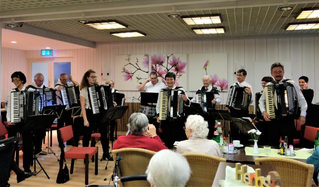 Die Akteure des Akkordeon-Orchesters Wesseling unter Leitung von Anita Brandtstäter bedanken sich für viel Applaus im CBT-Wohnhaus St. Lucia.