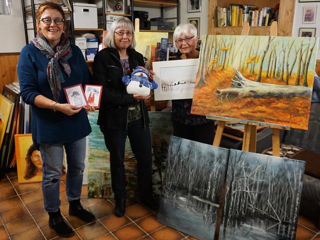 Heike Stumm, Angelika Lanfermann und Gisela Müller von der Kunstgemeinschaft Bergheim bereiten den traditionellen Nikolausmarkt im Rathaus vor.